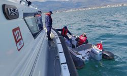 Balıkesir açıklarında sürüklenen lastik bottaki kişi kurtarıldı