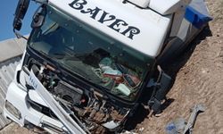 Batman girişinde tır devrildi: 1 kişi yaralandı