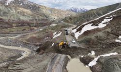 Bingöl’de heyelan: Yelesen grup yolu ulaşıma kapandı