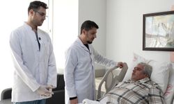 Böbrek bezi üstünde bulunan 20 santimetrelik dev kitle kapalı yöntemle çıkarıldı