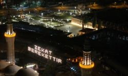 Bursa Ulu Cami’de "Zekât Berekettir" yazılı mahya asıldı