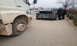 Bursa'da hafriyat kamyonu otomobile çarptı: Bir kişi yaralandı