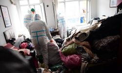 Bursa'da mahkeme kararıyla girilen evde 4 kamyon çöp çıktı