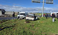 Diyarbakır’da öğrenci servisi ile otomobil çarpıştı: 13 yaralı