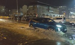Diyarbakır’da sağanak yağış: Cadde ve sokaklar göle döndü
