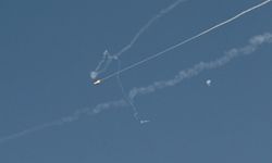 Dubai'de hava savunma sisteminin müdahalesi sonucu 4 kişi yaralandı.