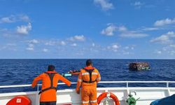 Endonezya'da yolcu teknesi battı: Kayıp 27 kişi aranıyor