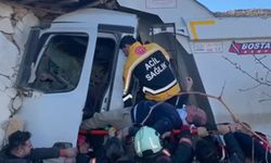 Freni patlayan kamyon eve çarparak durabildi