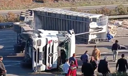 Gaziantep'te fayans yüklü tır devrildi