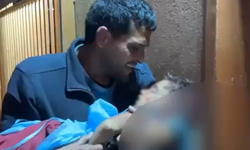 Gazze'de bombardımanda hasar gören bina çöktü: Biri çocuk üç şehit