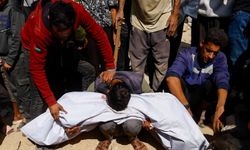 Gazze'de işgalciler bir çocuğu şehit etti