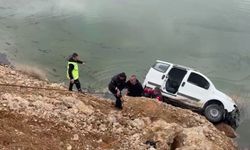 Gölete doğru yuvarlanan otomobil, kaya parçasına takılarak durdu