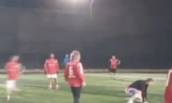 Halı sahada kalp krizi anı kameralara yansıdı