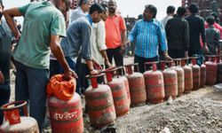 Hindistan'da yakıt krizi: Halk LPG tüplerini doldurmak için uzun kuyruk oluşturdu