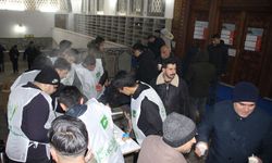 HÜDA PAR Ağrı Gençlik Kolları’ndan teravih çıkışı salep dağıtıldı