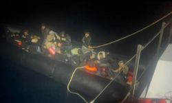 İzmir açıklarında lastik bottaki 37 düzensiz göçmen yakalandı