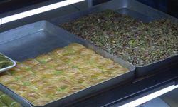 İzmir’de bayram tatlısı telaşı başladı: Eskiler baklavayı, gençler sütlüyü tercih ediyor