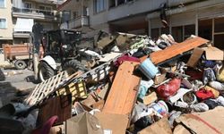 İzmir'de bir evden 12 kamyon atık çıkarıldı