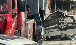 İzmir'de freni boşalan vinç park halindeki araçları ezdi