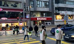 İzmir'de HÜDA PAR Gençlik Kolları, trafikte iftariye dağıttı