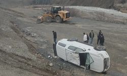 Kontrolden çıkan kamyonet şarampole yuvarlandı