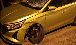 Kontrolden çıkan otomobil motosiklet ve park halindeki araçlara çarptı