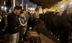 Kudüslüler 13 gündür Mescid-i Aksa'nın kapılarının önünde namaz kılıyor