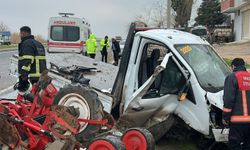 Mardin'de kamyonet ile traktör çarpıştı: 3 yaralı