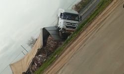 Mardin’de karton yüklü tır devrildi