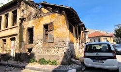 Mersin'de metruk bina park halindeki aracın üzerine çöktü