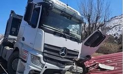 Park halindeki tır, sürücüsünün el frenini çekmeyi unutması sonucu kaza yaptı