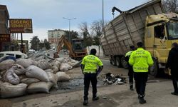 Saman yüklü tır park halindeki araçların üzerine devrildi