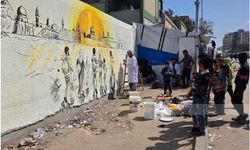 Sanatçılardan Gazze’de barınak okuluna duvar resimleri