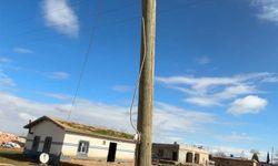 Şanlıurfa'da elektrik direğini oyup kaçak hat çektiler
