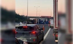 Torbalı otoyolunda zeytin yüklü tır devrildi