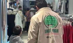 Umut Kervanı Adana'da çocuklara yönelik giyim yardımında bulundu