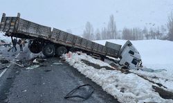 Van-Bitlis kara yolunda feci kaza: 2 ölü, 5 yaralı