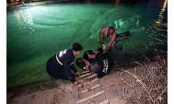 Adana'da sulama kanalına devrilen otomobilin sürücüsü hayatını kaybetti