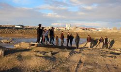 Ağrı'da "ilkel" ulaşım çilesi, mahalleli kendi köprüsünü kendi yapıyor(!)