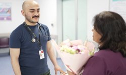 Annesi ile aynı hastanede çalışan hekim oğuldan ebe anneye sürpriz