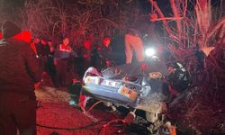 Antalya’da feci kaza: Ağaca çarpan araçta 2 kişi hayatını kaybetti