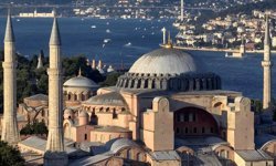 Ayasofya'da Bizans bayrağı açan turistler tutuklandı