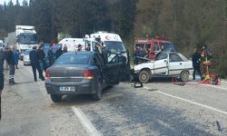 Balıkesir'de iki otomobil çarpıştı: 7 yaralı