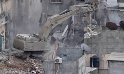 Batı Şeria'da siyonist zulüm: Filistinlilere ait yapılar yıkılıyor