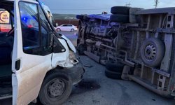 Batman'da kavşakta kaza: Servis aracı devrildi