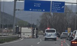 Bilecik'te kontrolden çıkan tır devrildi: Sürücü yaralandı