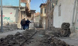 Diyarbakır'da altyapı çalışmaları yarım kaldı, mahalleler karanlığa gömüldü
