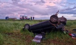 Diyarbakır'da kontrolden çıkan otomobil tarlaya uçtu: 11 yaralı