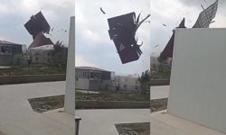 Diyarbakır'da şiddetli rüzgar çatıları yerinden söktü