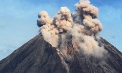 Endonezya’daki Semeru Yanardağı bir günde 4 kez patladı